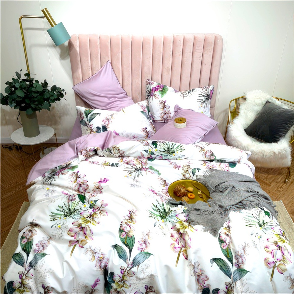 Beautiful floral duvet cover, with two pillow cases.